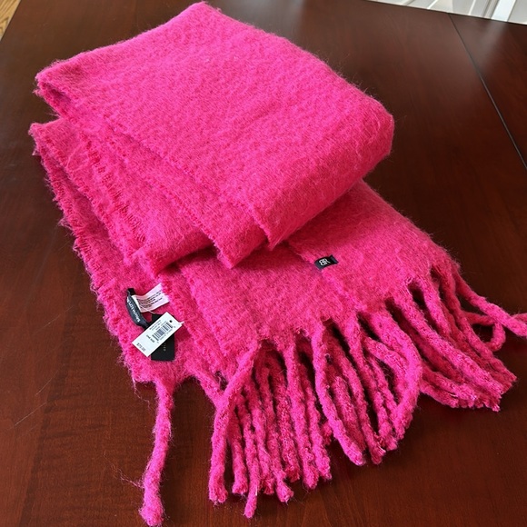 Banana Republic Lofty Large scarf/wrap NWT Soft, thick weave. - Picture 6 of 11